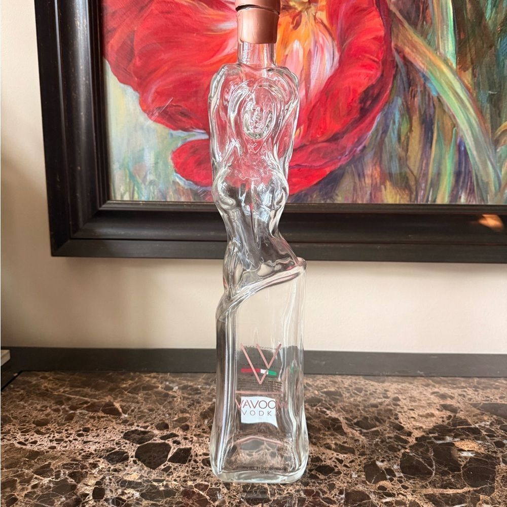 Collectible Vavoom Vodka Bottle with Artistic Design Feminine Glass Sculpture - Picture 6 of 13